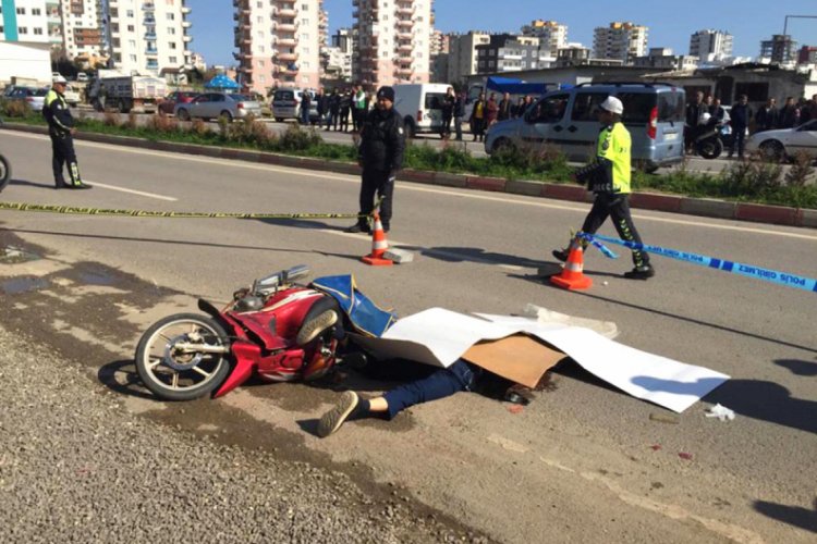 Kamyonla &ccedil;arpışan motosikletin s&uuml;r&uuml;c&uuml;s&uuml; &ouml;ld&uuml;