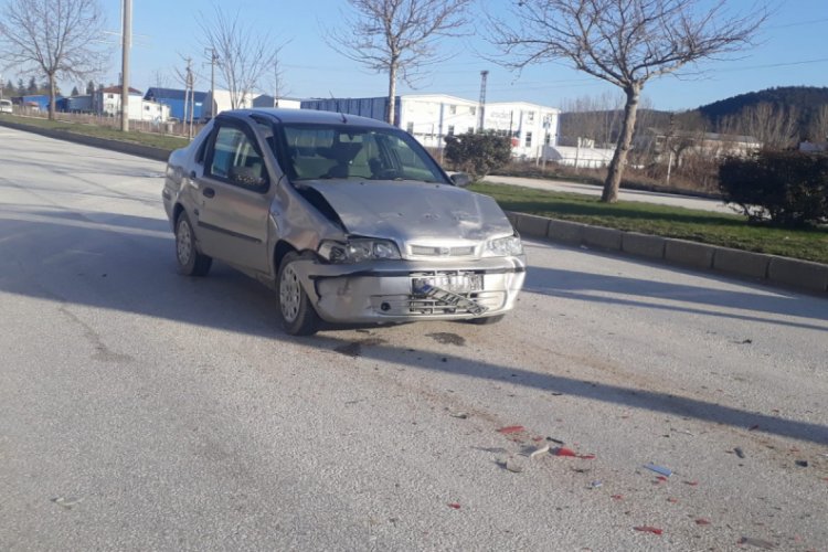 Bilecik'te iki otomobil &ccedil;arpıştı