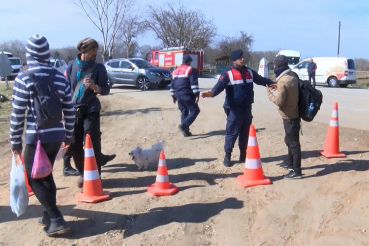 Pazarkule Sınır Kapısı'na giden karayolu g&ouml;&ccedil;menlere kapatıldı