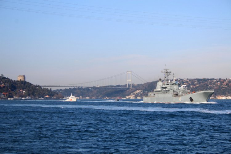 Rus savaş gemisi Boğaz'dan ge&ccedil;ti