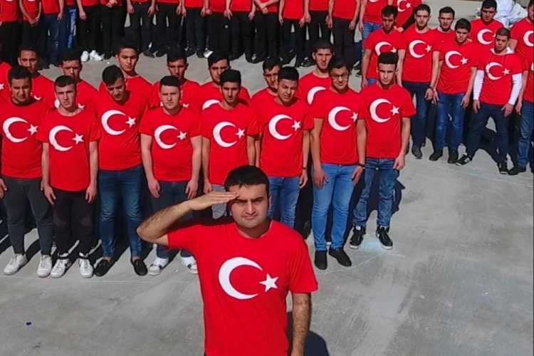 CZN Burak, kahraman Mehmet&ccedil;iğe &ccedil;alışanlarıyla selam g&ouml;nderdi