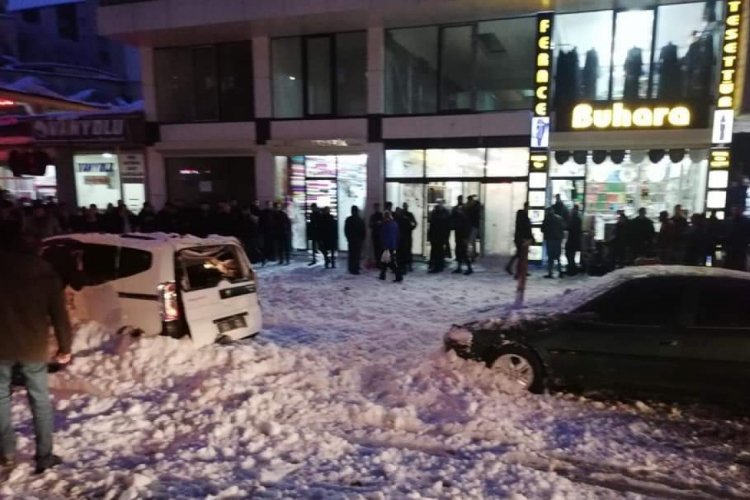 &Ccedil;atıdan d&uuml;şen kar k&uuml;tlesi ara&ccedil;ları kullanılamaz hale getirdi