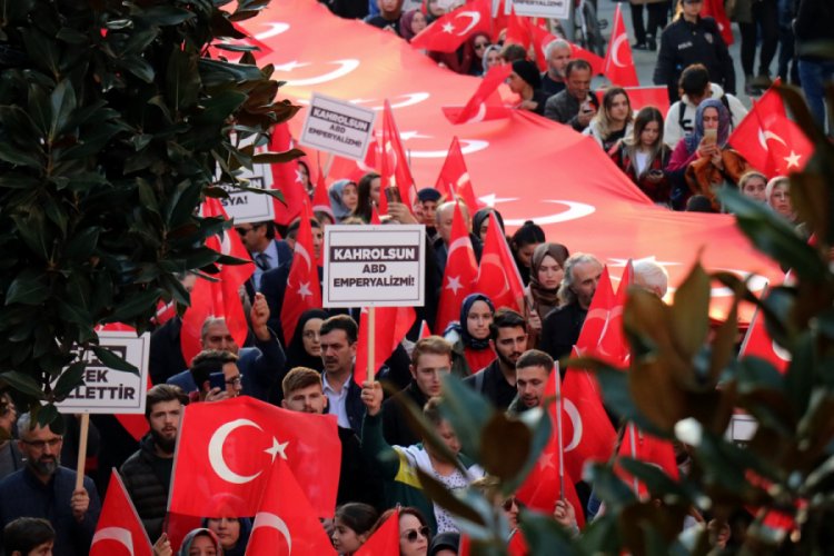Y&uuml;zlerce kişi şehitler i&ccedil;in gıyabi cenaze namazı kıldı