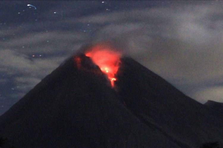 Endonezya'da Merapi Yanardağı'nda patlama