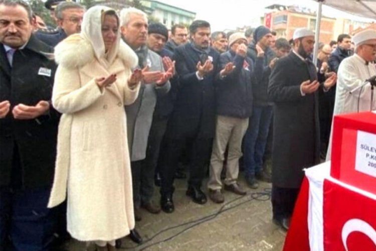 İYİ Partili vekilden şehit cenazesinde şaşırtan hareket
