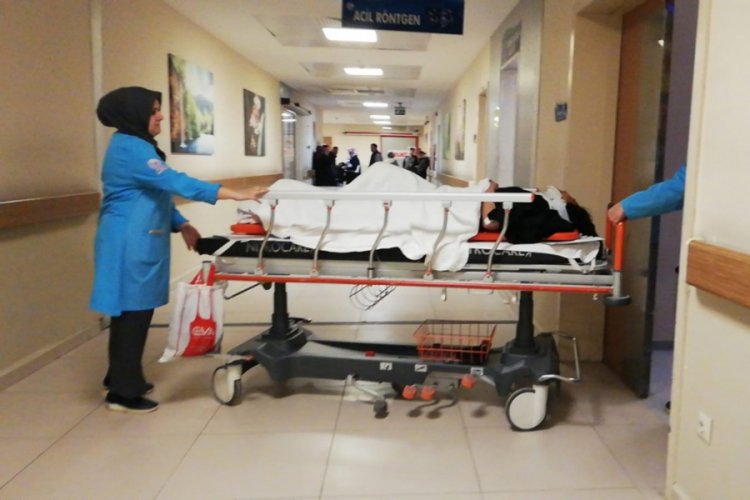 Bursa'da otomobil ağaca &ccedil;arptı: 2 kişi yaralandı