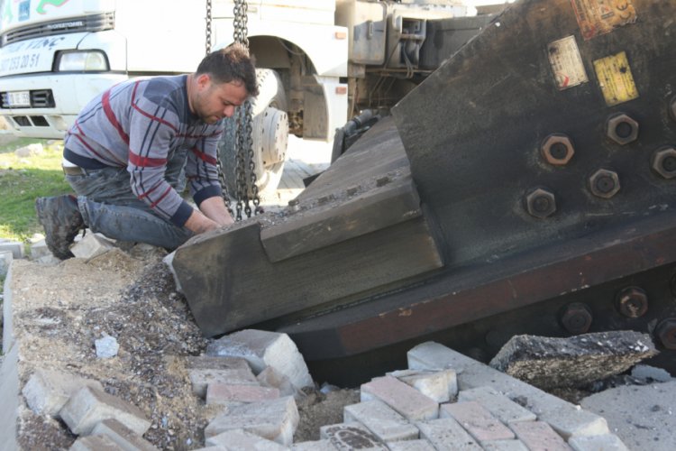 25 ton ağırlığındaki makine yola d&uuml;şt&uuml;