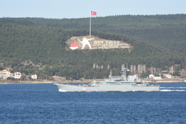 Rus savaş gemisi &Ccedil;anakkale Boğazı'ndan ge&ccedil;ti