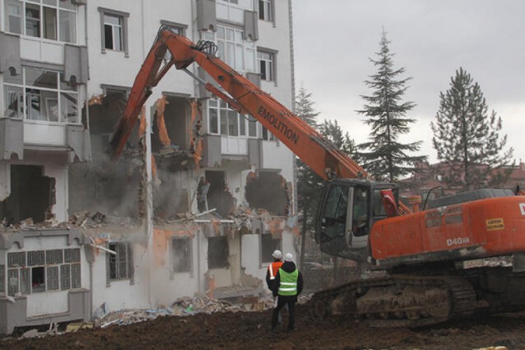 Elazığ'da depremin ardından bin 159 yapı yıkıldı