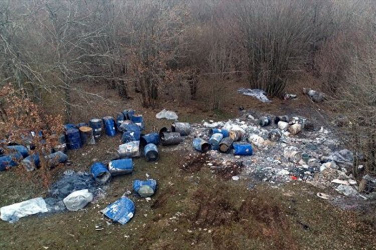 Ormanlık alana atılan varillerde kimyasal madde incelemesi