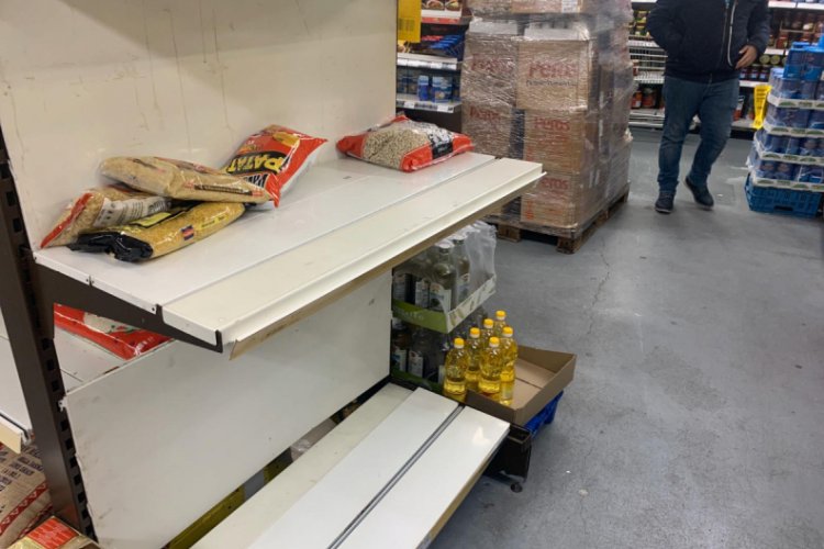 Almanya'da market rafları hızla boşalıyor