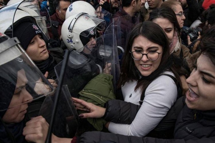 "Las Tesis" eylemi; 6 kadına 3 yıla kadar hapis istendi