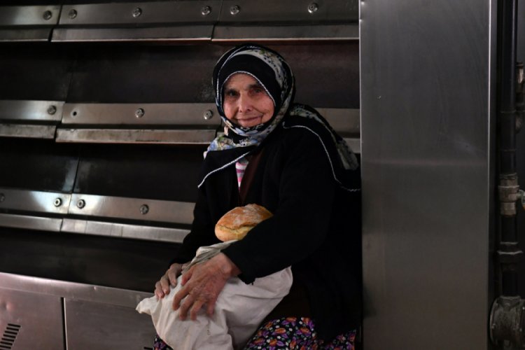 Bursalı D&uuml;rdane Teyze, torunları i&ccedil;in sıcak ekmek taşıyor