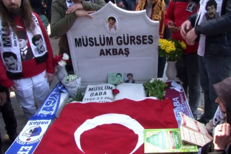 Arabesk müziğinin efsane ismi Müslüm Gürses vefatının 7’nci yılında mezarı başında Kur’an-ı Kerim okunarak ve en sevilen şarkıları dinlenilerek anıldı. Öte anma programına yoğun bakımda tedavisi devam eden Müslüm Gürses’in eşi Muhterem Nur katılamadı. ile ilgili görsel sonucu