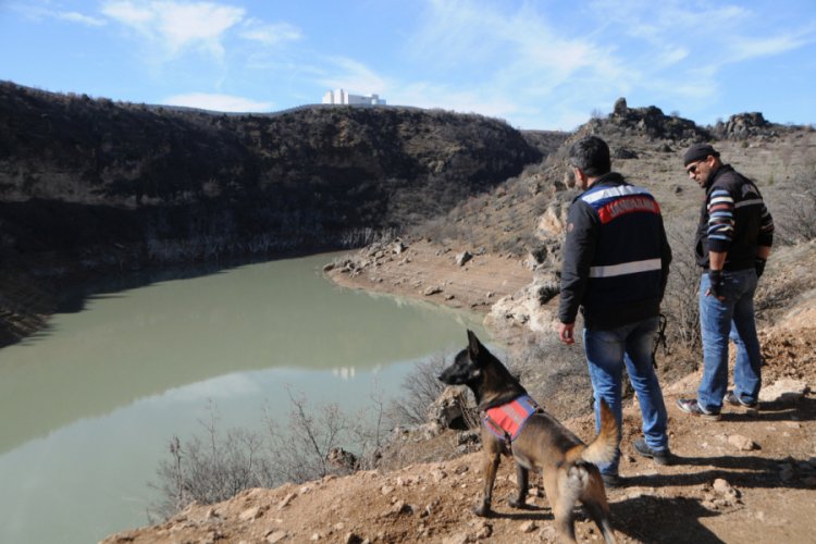 Kayıp G&uuml;listan i&ccedil;in baraj g&ouml;l&uuml; kıyısında dedekt&ouml;r k&ouml;peklerle arama