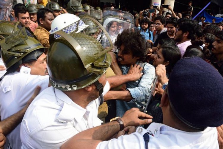 Yeni Delhi'deki Vatandaşlık Yasası protestolarında &ouml;ğrencilere g&ouml;zaltı