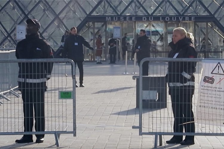 Louvre M&uuml;zesi'nde g&uuml;venlik &ouml;nlemleri arttırıldı