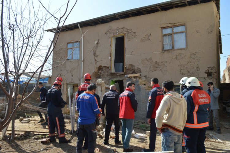 Anten almak i&ccedil;in hasarlı eve girdi, &ccedil;&ouml;kme sonucu &ouml;ld&uuml;