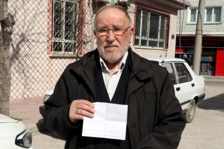 Emekli maaşından biriktirdiği 10 bin lirayı Mehmet&ccedil;ik Vakfı'na bağışladı