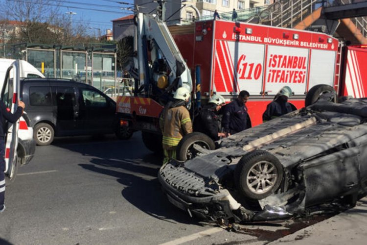 Makas atan s&uuml;r&uuml;c&uuml; ara&ccedil;lara &ccedil;arpıp takla attı