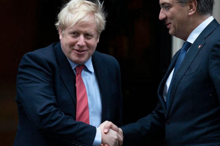 Johnson: 'Corona Vir&uuml;s&uuml; tokalaşmamı engellemeyecek'
