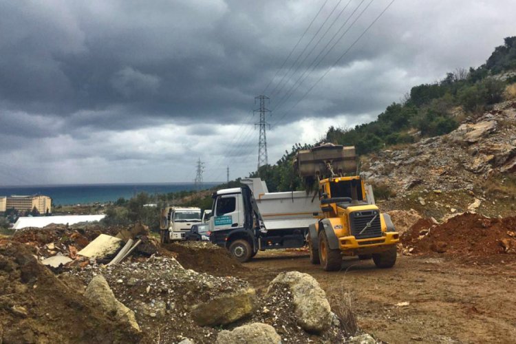 Antalya'da ormanlık b&ouml;lgede &ccedil;&ouml;p ve moloz temizliği