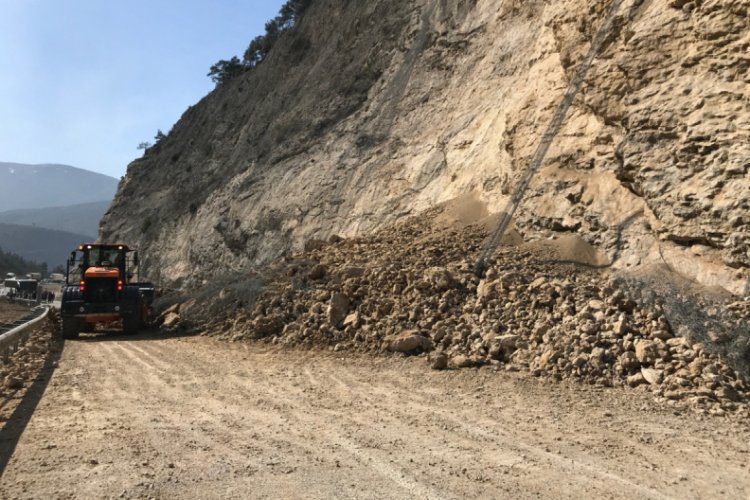Karab&uuml;k-Zonguldak yolunda heyelan