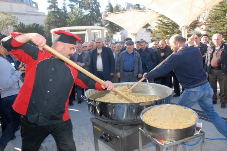 Şehitler i&ccedil;in 5 bin kişilik helva dağıtıldı