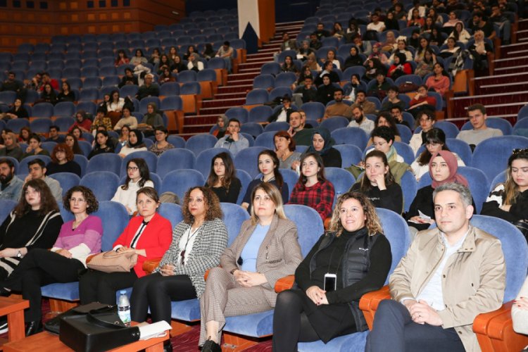 "Fl&ouml;rt şiddeti gelecekte aile şiddetinin habercisi"