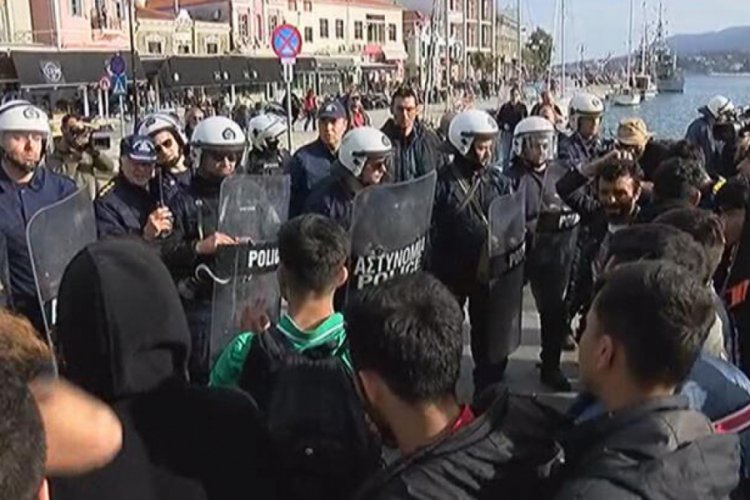 Midilli Adası'nda g&ouml;&ccedil;menlere Yunan polisinden sert m&uuml;dahale