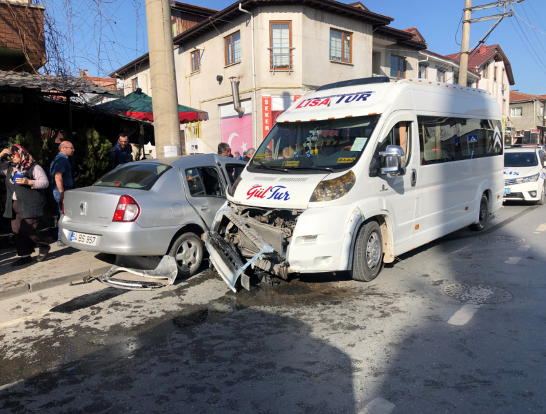 Okul servisiyle otomobil &ccedil;arpıştı: 6 yaralı