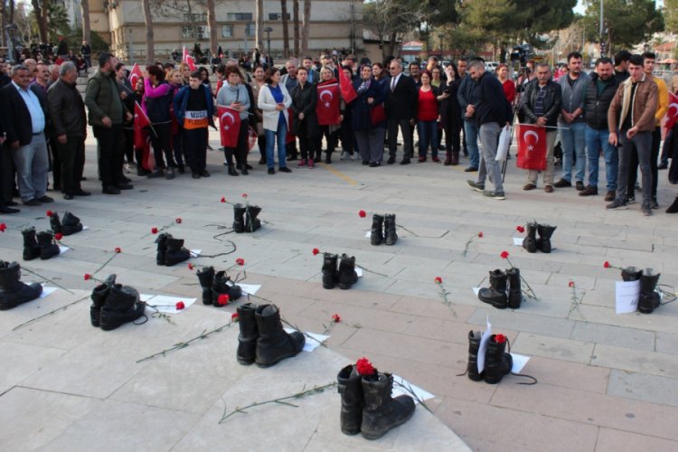 Şehitler i&ccedil;in 33 bota karanfiller sunuldu