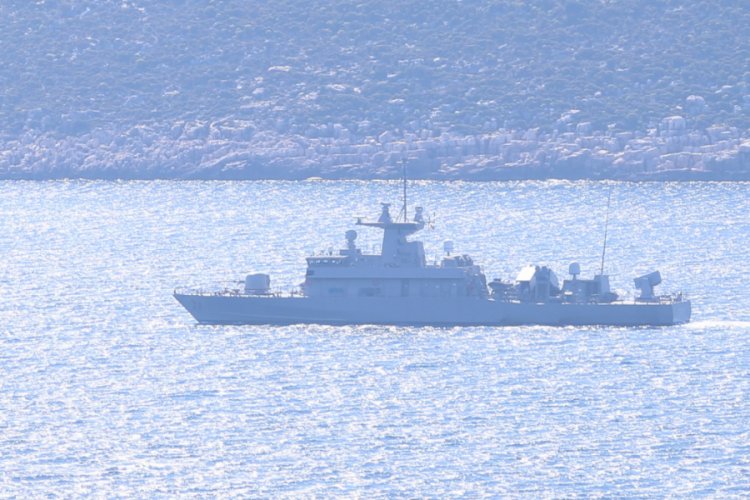 Yunan savaş gemisi Meis Adası &ouml;nlerinde