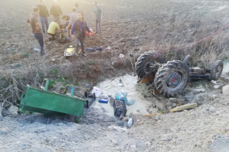 Sakarya'da trakt&ouml;r dereye devrildi