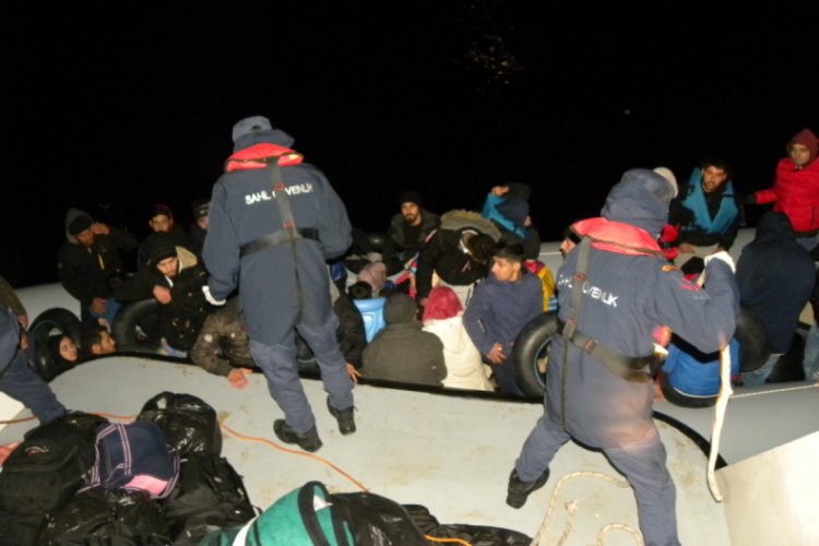 Yunanistan &ouml;l&uuml;me terk etti, T&uuml;rk Sahil G&uuml;venliği kurtardı