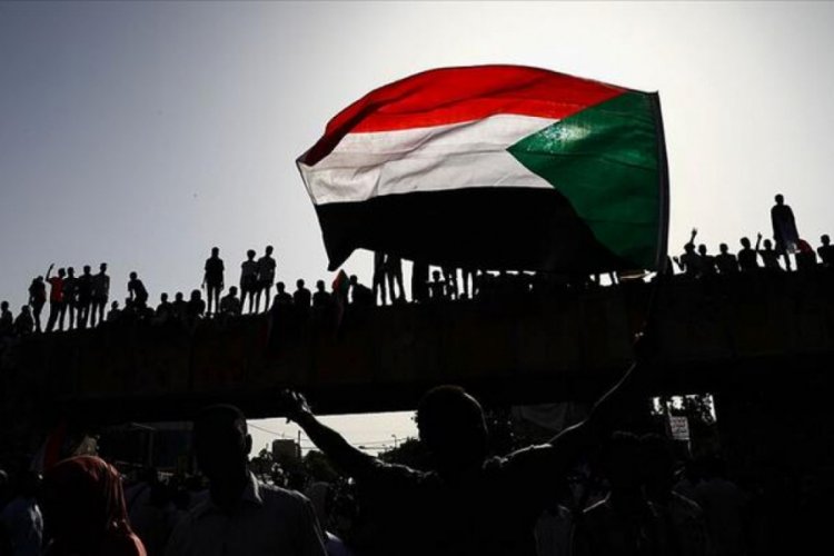 Sudan'da kamu &ccedil;alışanlarının maaşlarına y&uuml;zde 100 zam yapıldı
