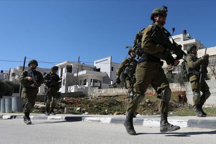 İsrail aralarında Hamas y&ouml;neticilerinin de bulunduğu 15 Filistinliyi g&ouml;zaltına aldı