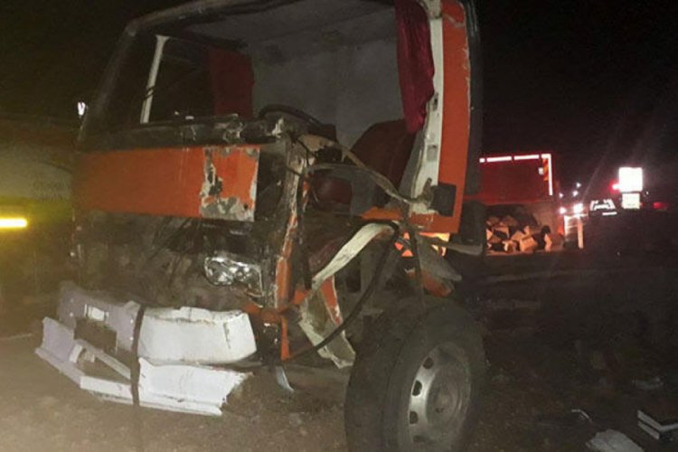 Otomobil ile kamyon &ccedil;arpıştı: 1 &ouml;l&uuml;, 4 yaralı