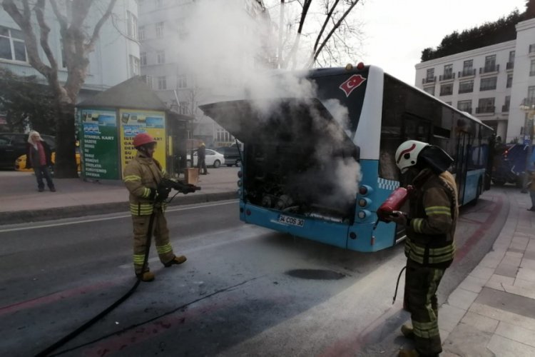İETT otob&uuml;s&uuml;nden korkutan yangın