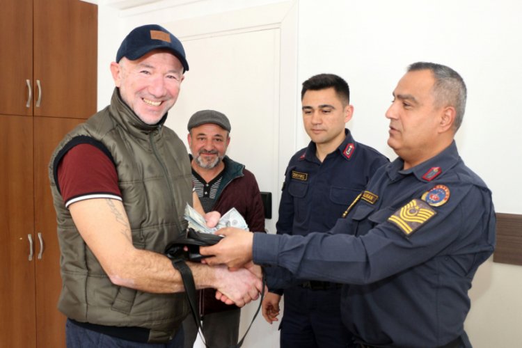 Jandarma, i&ccedil;inde para olan &ccedil;antayı bulup sahibine teslim etti