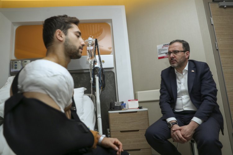 Bakan Kasapoğlu'ndan İbrahim &Ccedil;olak'a 'ge&ccedil;miş olsun' ziyareti