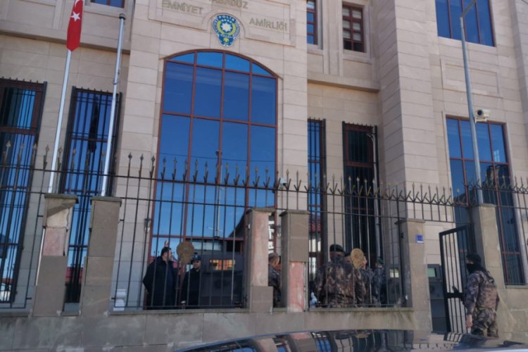 Eski belediye başkanı iş&ccedil;isini vurup, akrabalarını rehin aldı