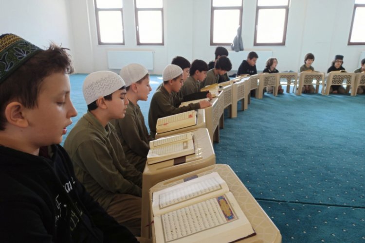 Bursa'da hafızlık &ouml;ğrencileri, Mehmet&ccedil;iğin zaferi i&ccedil;in Fetih Suresi okuyor