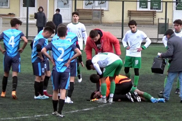 Dili boğazına ka&ccedil;an futbolcuya hakemden m&uuml;dahale