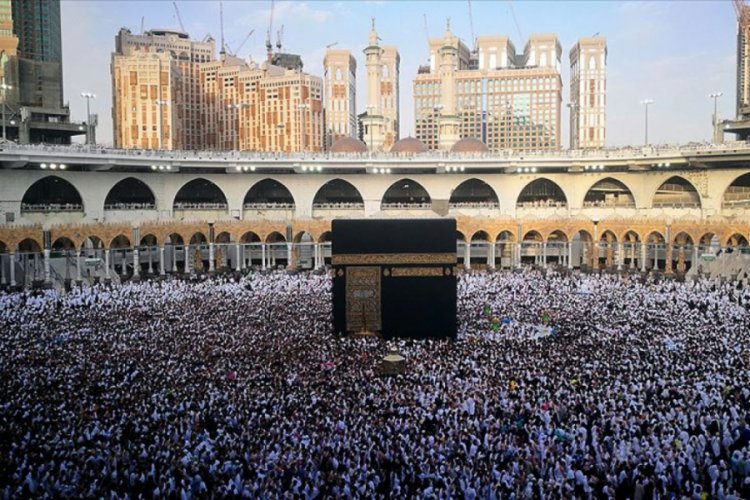 Suudi Arabistan &uuml;lkede ikamet edenlerin umre ziyaretlerini ge&ccedil;ici olarak durdurdu