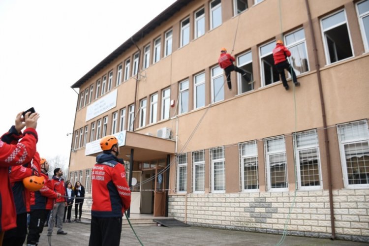 Bursa'da okulda nefes kesen deprem tatbikatı