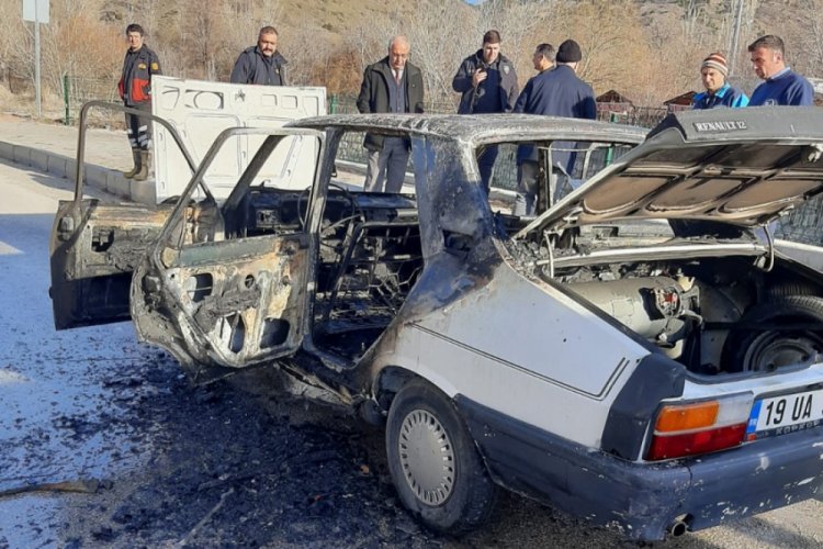 Seyir halindeki otomobil yandı