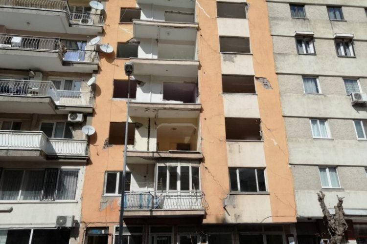Depremin zarar verdiği 7 katlı binanın yıkımına başlandı