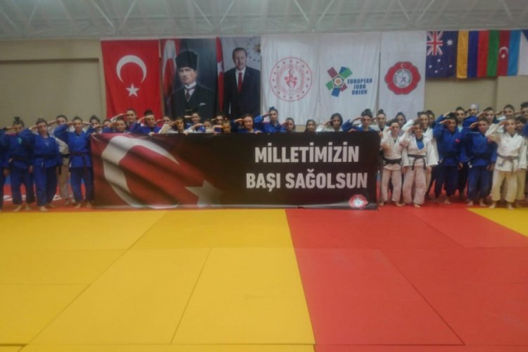 Milli judoculardan asker selamlı destek