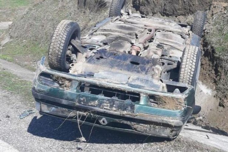 Yoldan &ccedil;ıkıp takla attı: 5 yaralı